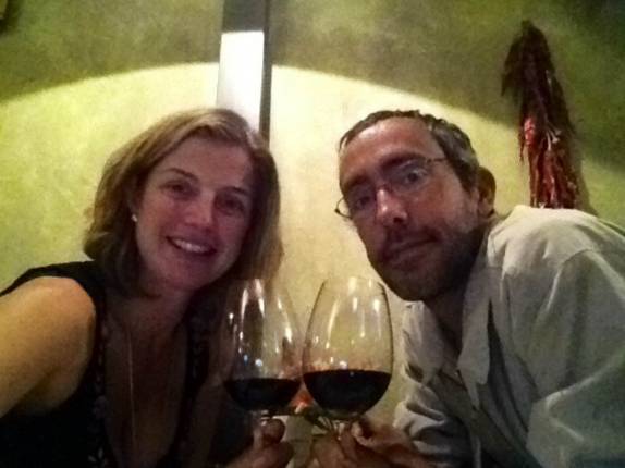 Celebrando nossa chegada à Mendoza, na Argentina, terra dos vinhos hermanos